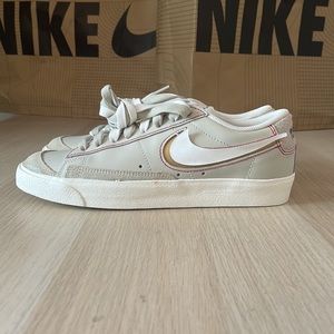 Nike blazer low 77 premium dh4370-002 Sz 7.5